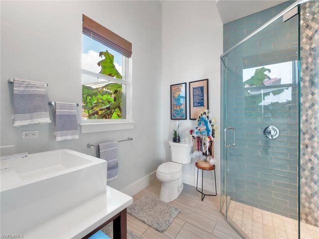 911 Aqua LN, Fort Myers, FL 33919