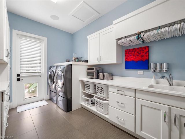 911 Aqua LN, Fort Myers, FL 33919