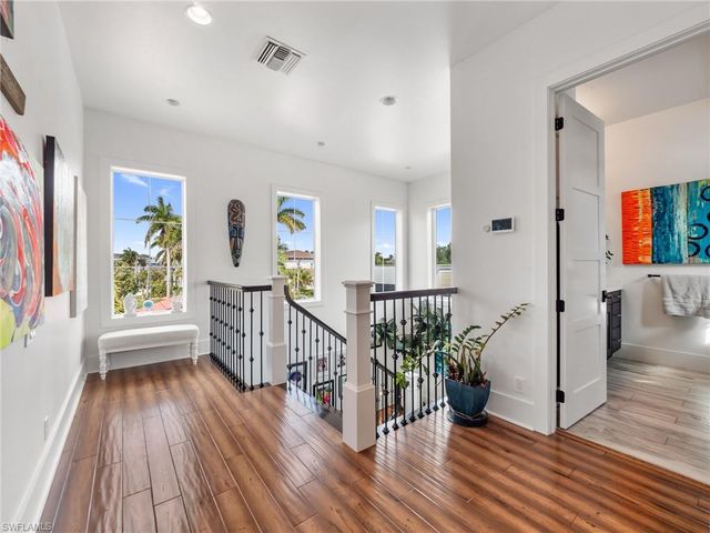 911 Aqua LN, Fort Myers, FL 33919