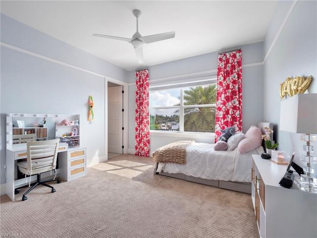 911 Aqua LN, Fort Myers, FL 33919