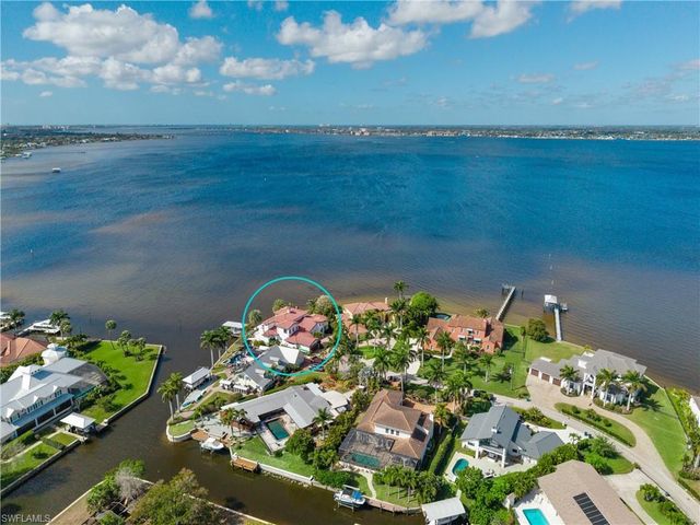 911 Aqua LN, Fort Myers, FL 33919