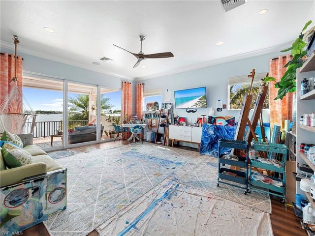 911 Aqua LN, Fort Myers, FL 33919