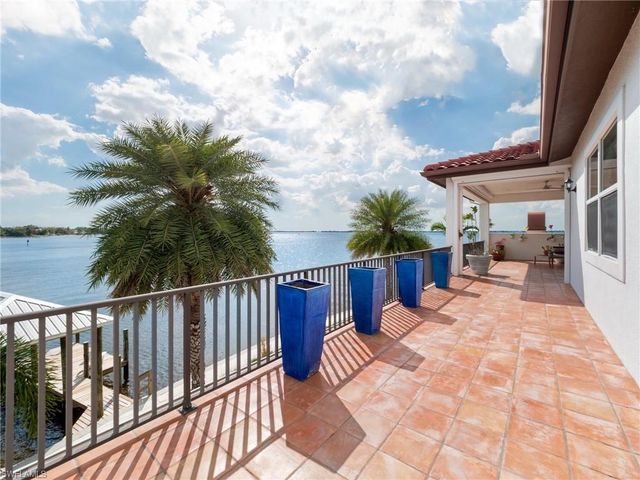 911 Aqua LN, Fort Myers, FL 33919