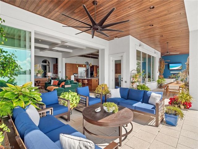 911 Aqua LN, Fort Myers, FL 33919