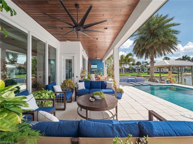 911 Aqua LN, Fort Myers, FL 33919