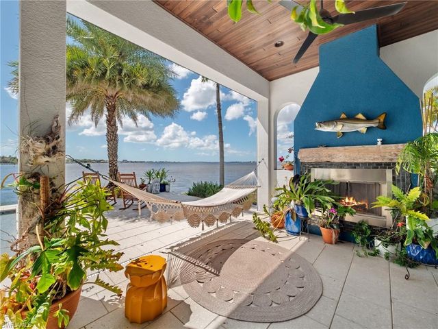 911 Aqua LN, Fort Myers, FL 33919