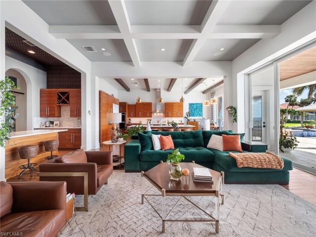 911 Aqua LN, Fort Myers, FL 33919