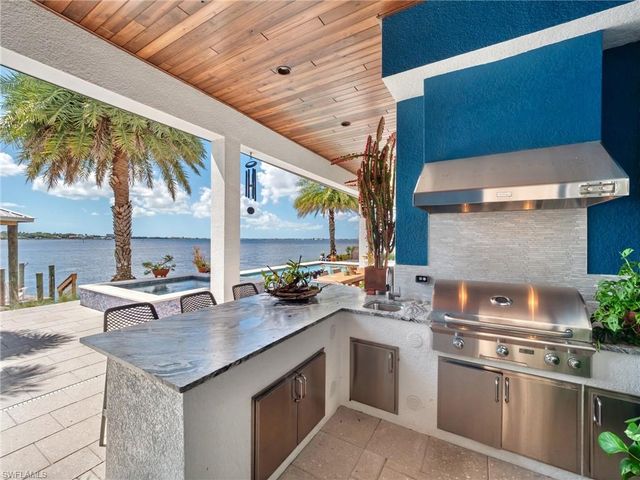 911 Aqua LN, Fort Myers, FL 33919