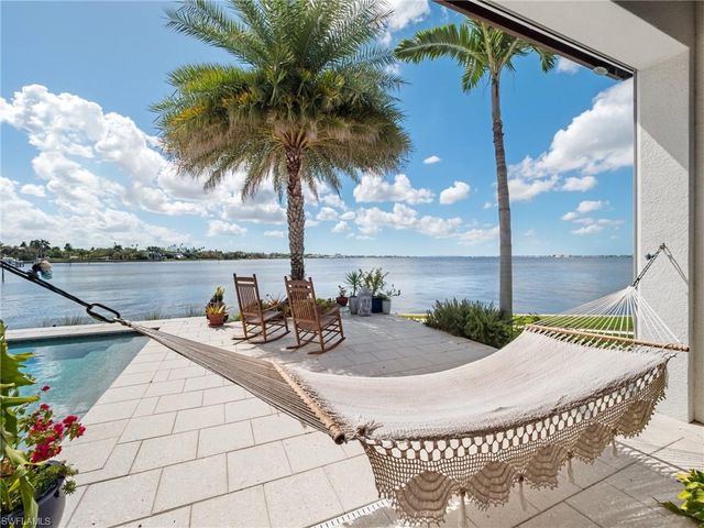 911 Aqua LN, Fort Myers, FL 33919