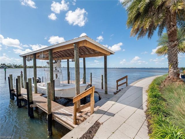 911 Aqua LN, Fort Myers, FL 33919