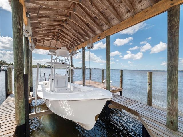 911 Aqua LN, Fort Myers, FL 33919