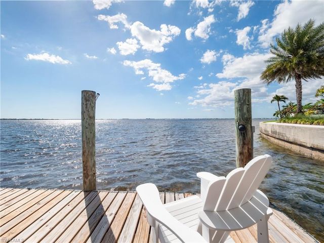 911 Aqua LN, Fort Myers, FL 33919