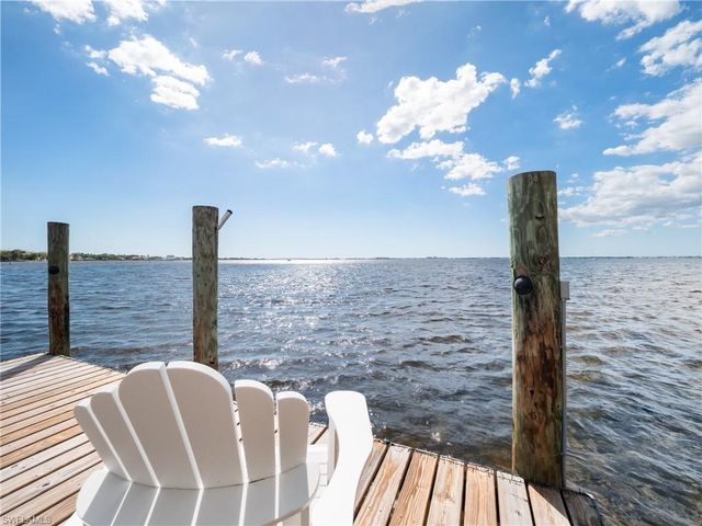 911 Aqua LN, Fort Myers, FL 33919