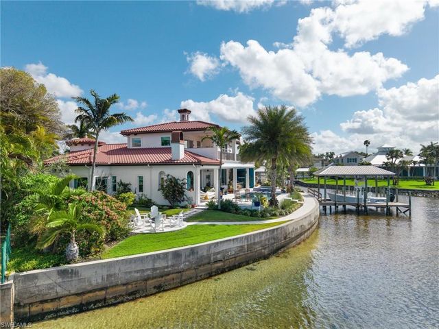 911 Aqua LN, Fort Myers, FL 33919