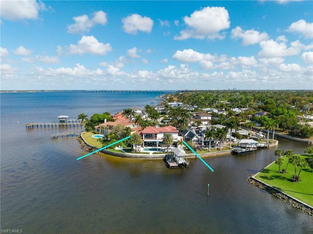 911 Aqua LN, Fort Myers, FL 33919