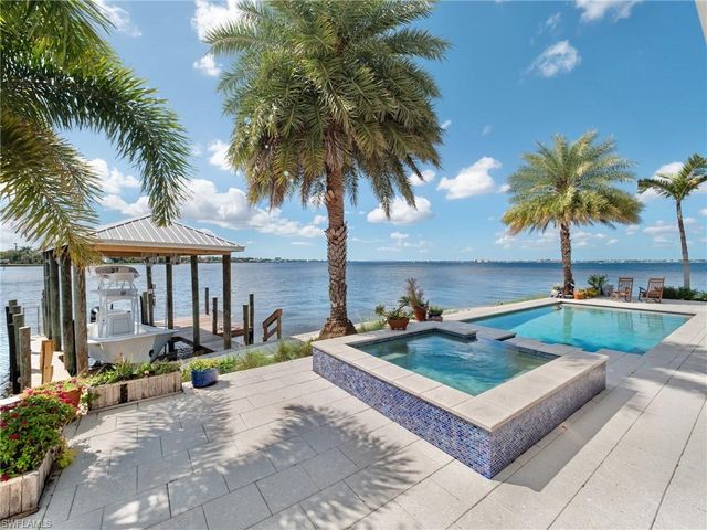 911 Aqua LN, Fort Myers, FL 33919