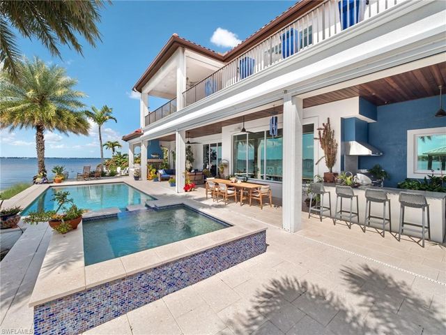 911 Aqua LN, Fort Myers, FL 33919