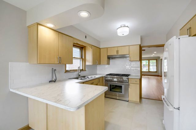 8531 S Tripp Avenue, Chicago, IL 60652