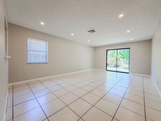 3148 N Dixie Highway, Boca Raton, FL 33431
