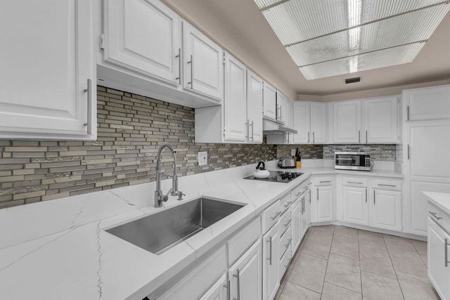 910 Island Drive 112, Rancho Mirage, CA 92270