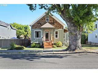 811 W 9TH St, The Dalles, OR 97058