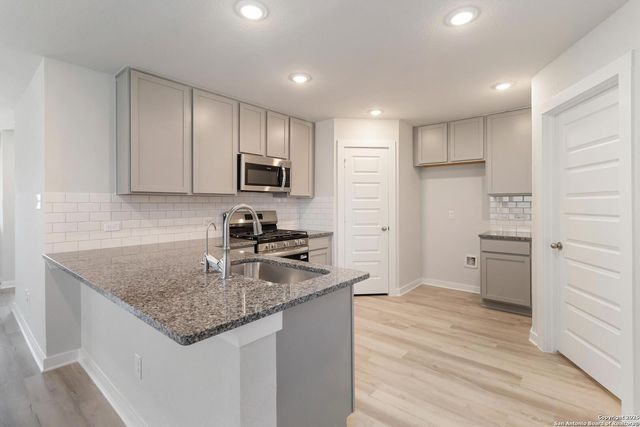 5915 Willow Point Blvd, San Antonio, TX 78219