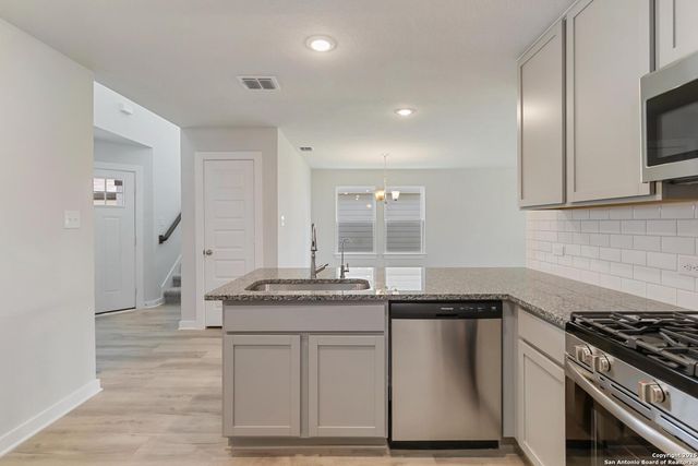 5915 Willow Point Blvd, San Antonio, TX 78219