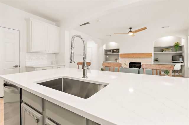 127 Ledgestone Place, The Woodlands, TX 77382