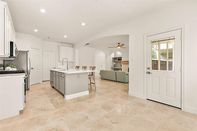 127 Ledgestone Place, The Woodlands, TX 77382