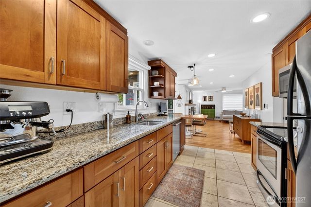 6715 35th Avenue SW, Seattle, WA 98126