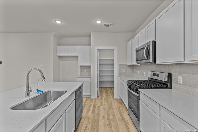 9911 Chavaneaux Lndg, San Antonio, TX 78214