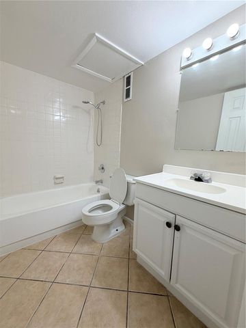 908 LAKE DESTINY ROAD B, Altamonte Springs, FL 32714