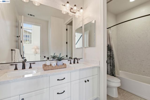 201 Willowbrook Ln, Moraga, CA 94556