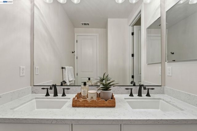 201 Willowbrook Ln, Moraga, CA 94556