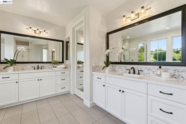 201 Willowbrook Ln, Moraga, CA 94556