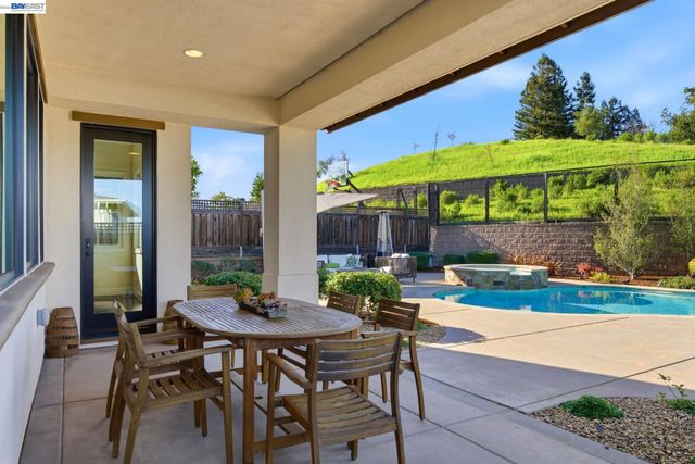 201 Willowbrook Ln, Moraga, CA 94556