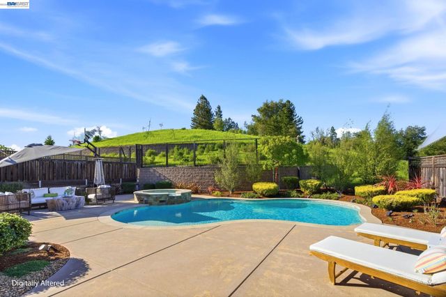 201 Willowbrook Ln, Moraga, CA 94556