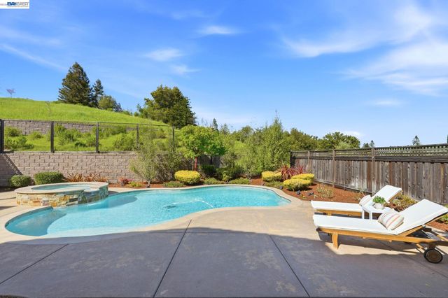 201 Willowbrook Ln, Moraga, CA 94556