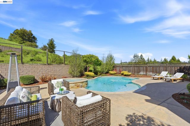 201 Willowbrook Ln, Moraga, CA 94556
