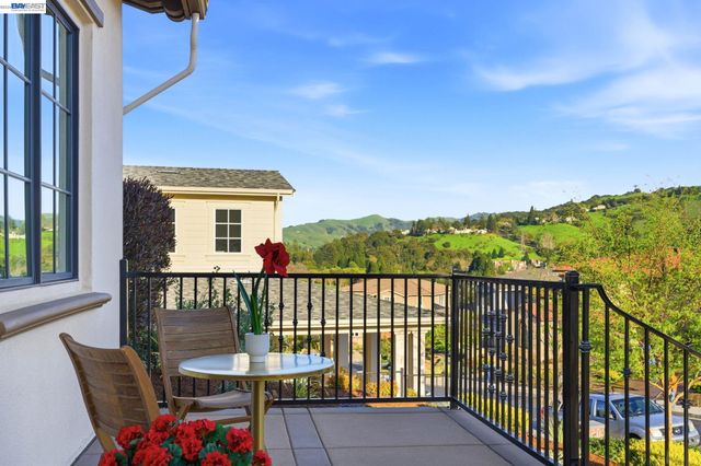 201 Willowbrook Ln, Moraga, CA 94556