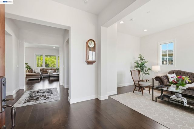 201 Willowbrook Ln, Moraga, CA 94556