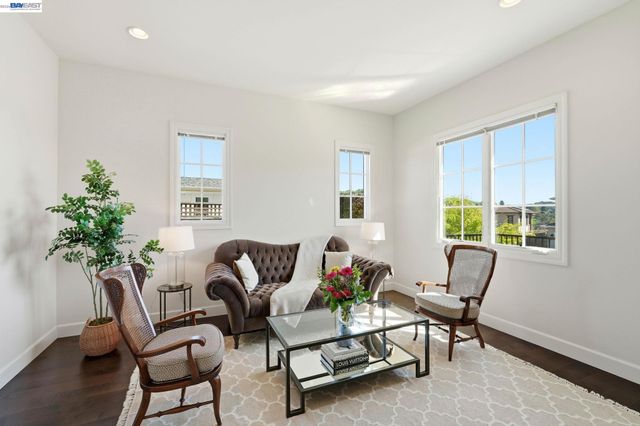 201 Willowbrook Ln, Moraga, CA 94556