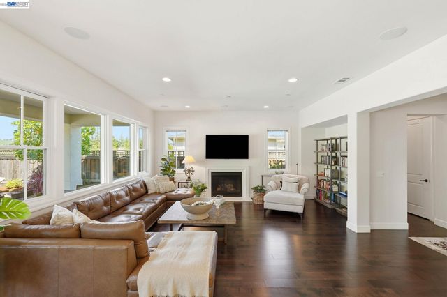 201 Willowbrook Ln, Moraga, CA 94556