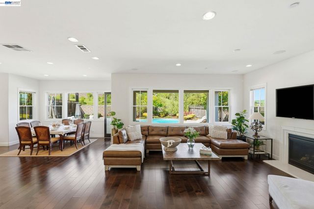 201 Willowbrook Ln, Moraga, CA 94556