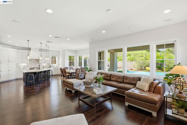 201 Willowbrook Ln, Moraga, CA 94556