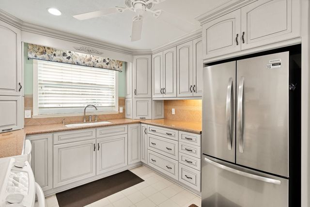 830 Lake Orchid Circle 207, Vero Beach, FL 32962