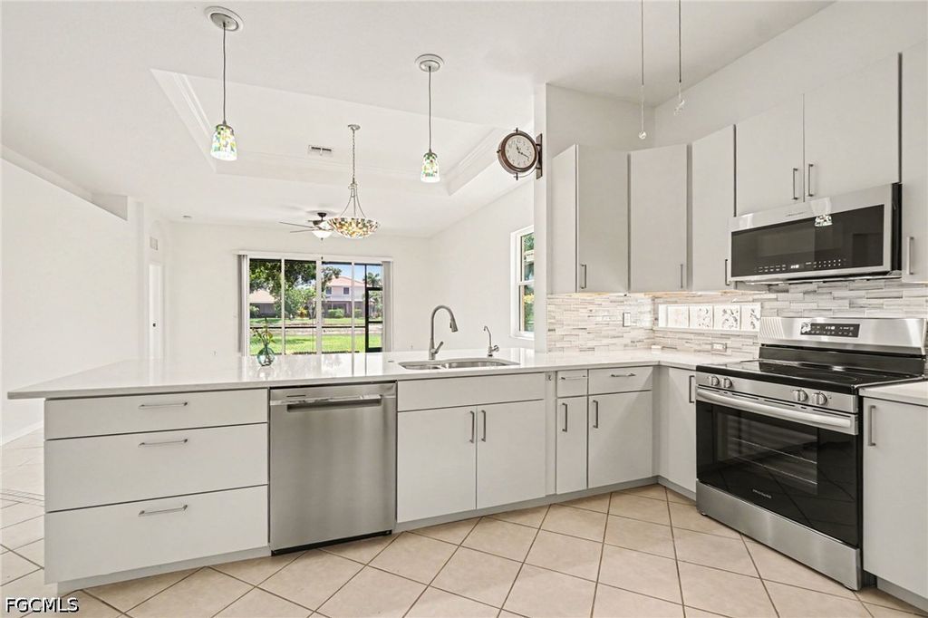 Image 10 of property listing at 2549 Deerfield Lake CT, Cape Coral, FL 33909