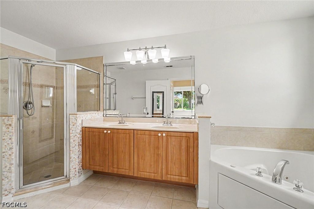 Image 17 of property listing at 2549 Deerfield Lake CT, Cape Coral, FL 33909