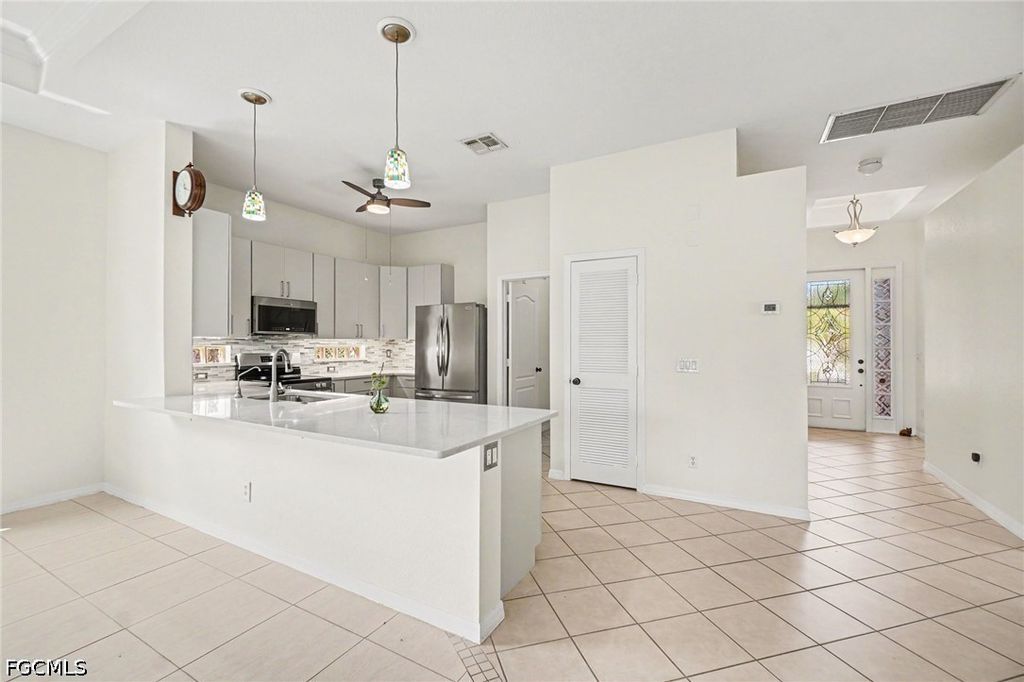 Image 4 of property listing at 2549 Deerfield Lake CT, Cape Coral, FL 33909