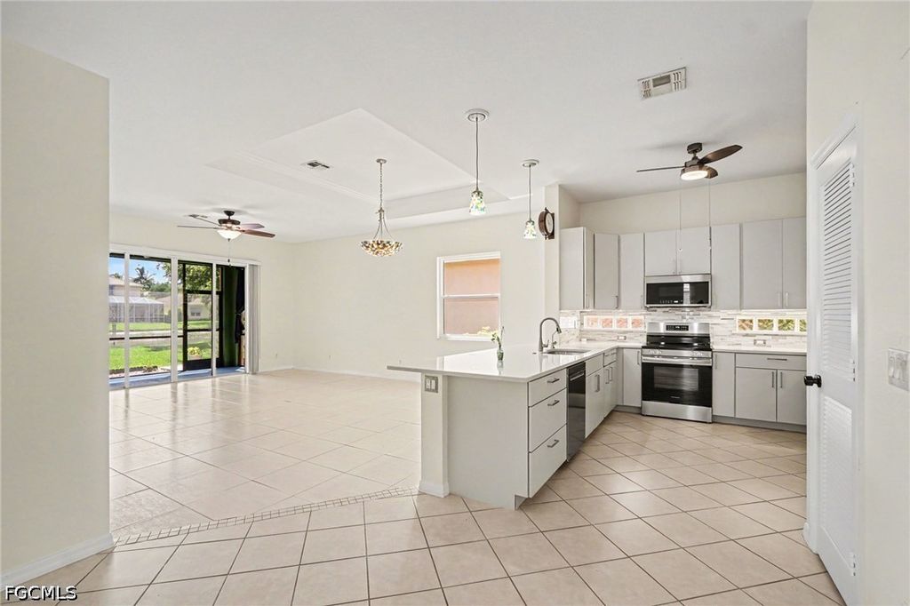 Image 8 of property listing at 2549 Deerfield Lake CT, Cape Coral, FL 33909